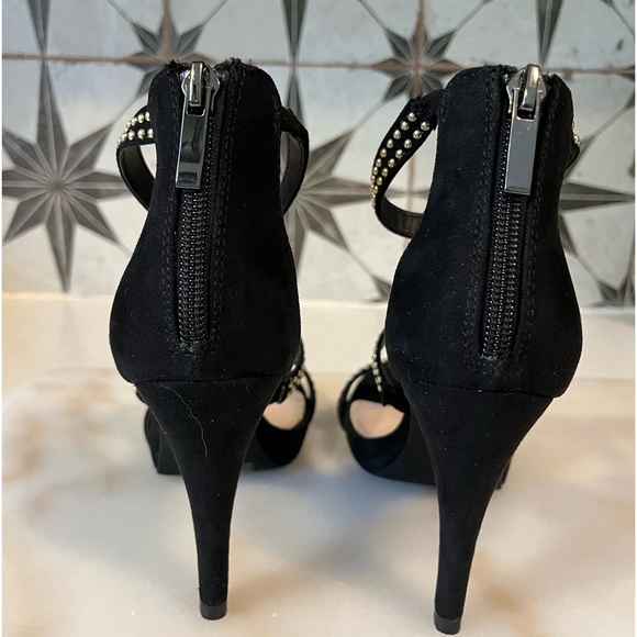 NEW Kelly & Katie Courtney Studded Heels - Picture 5 of 11